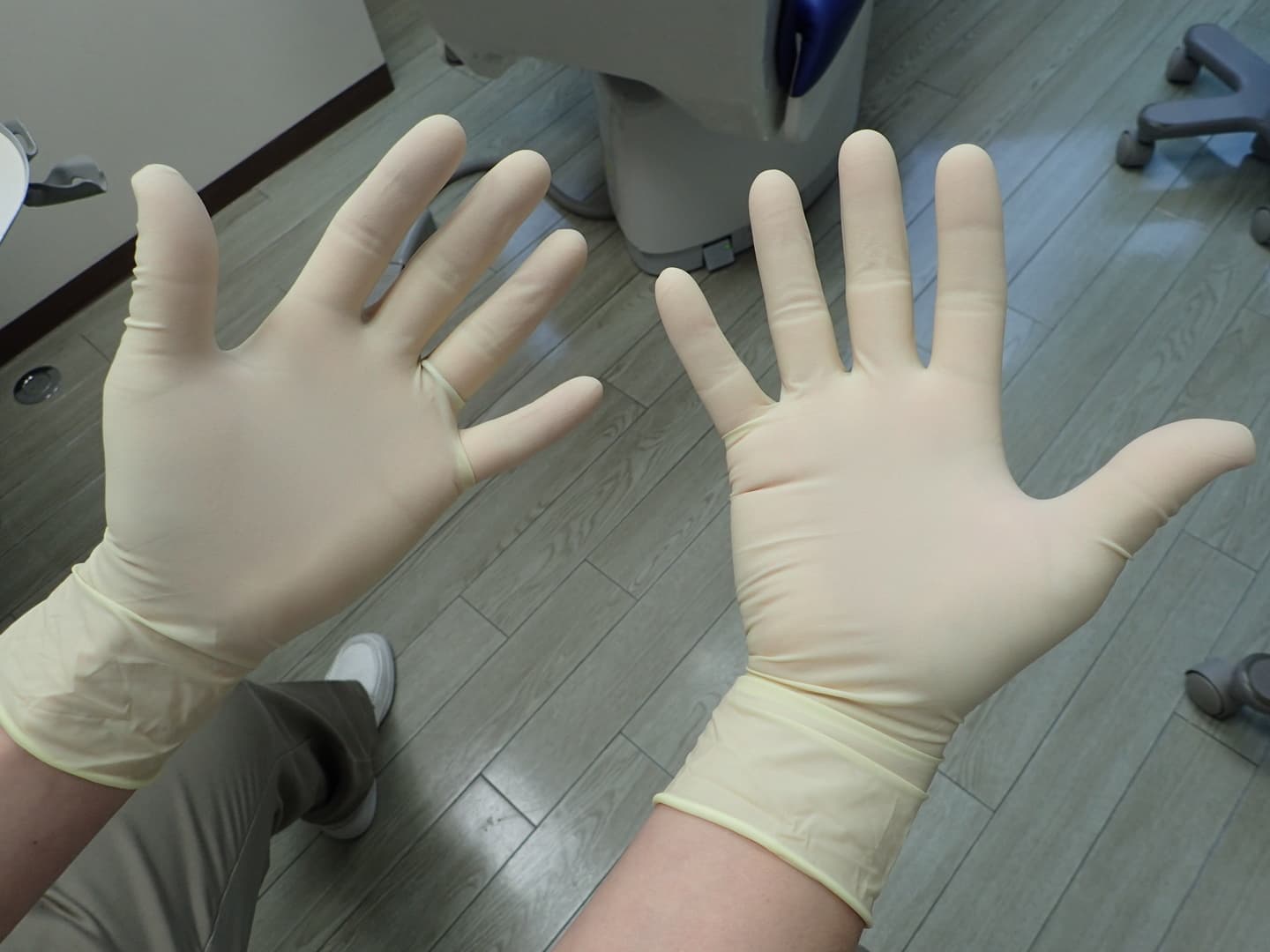 使い捨てのラテックスグローブ