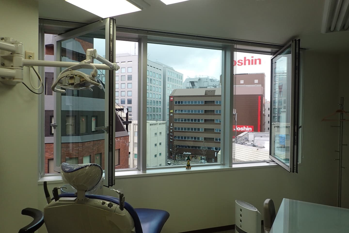 診療室の窓を全開にして換気